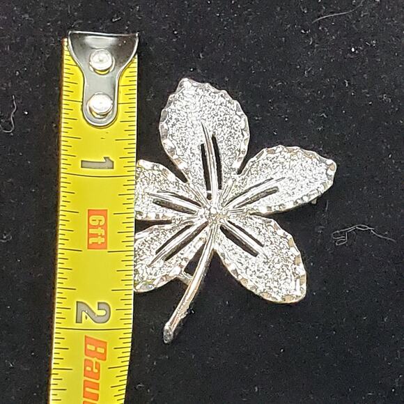 Sara Coventry Leaf Silver Tone Bow Unsigned Brooch Pin 1" Vtg - Picture 3 of 5